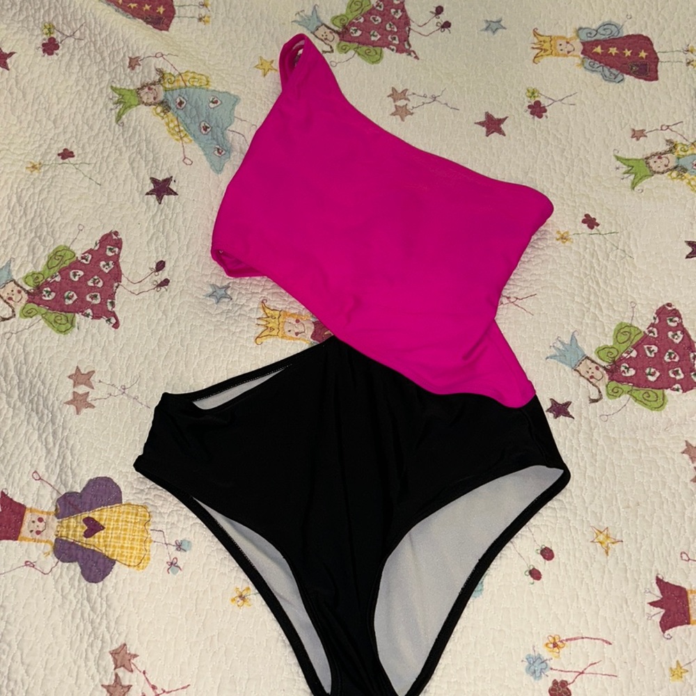 Off The Shoulder Swim Suit 💕